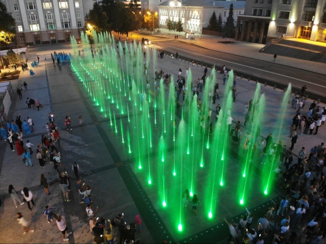 Уфимцы могут любоваться на светомузыкальный фонтан на Советской площади до 22.00