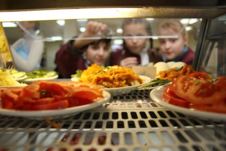 Более 20 тысяч школьников и воспитанников детских садов едят по льготной цене