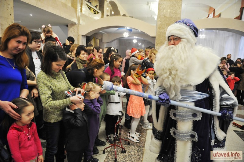 В уфимском Нуре провели новогоднее представление для детей с ОВЗ и из семей мобилизованных
