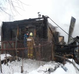 В Уфе пожар в садовом доме тушили 8 человек 