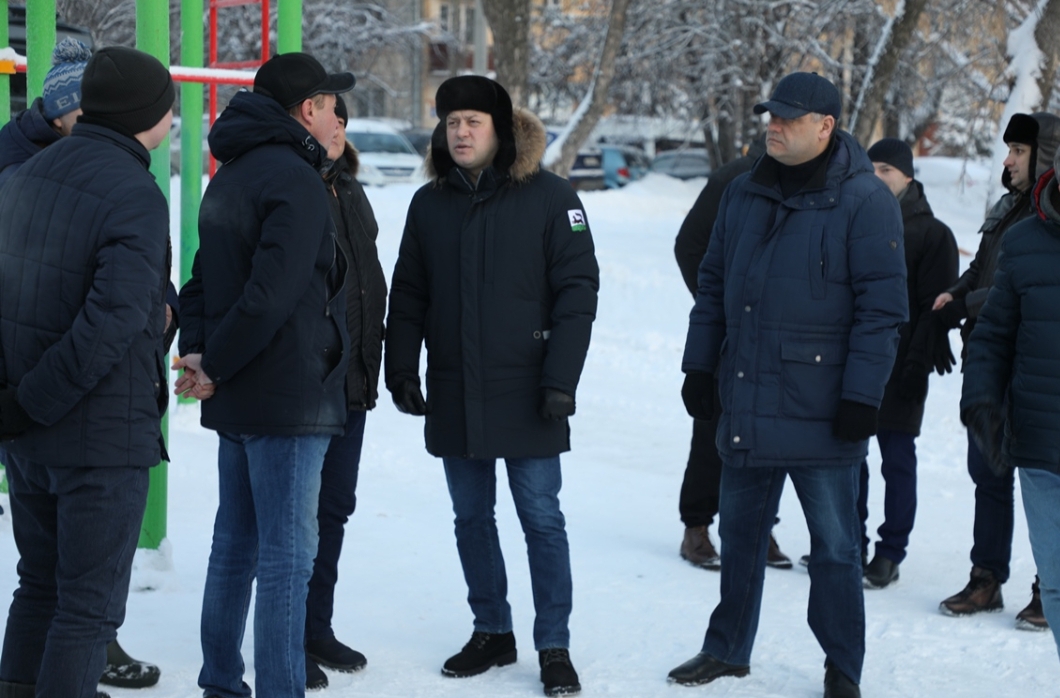 Мэр Уфы Ратмир Мавлиев проверил качество уборки снега во дворах
