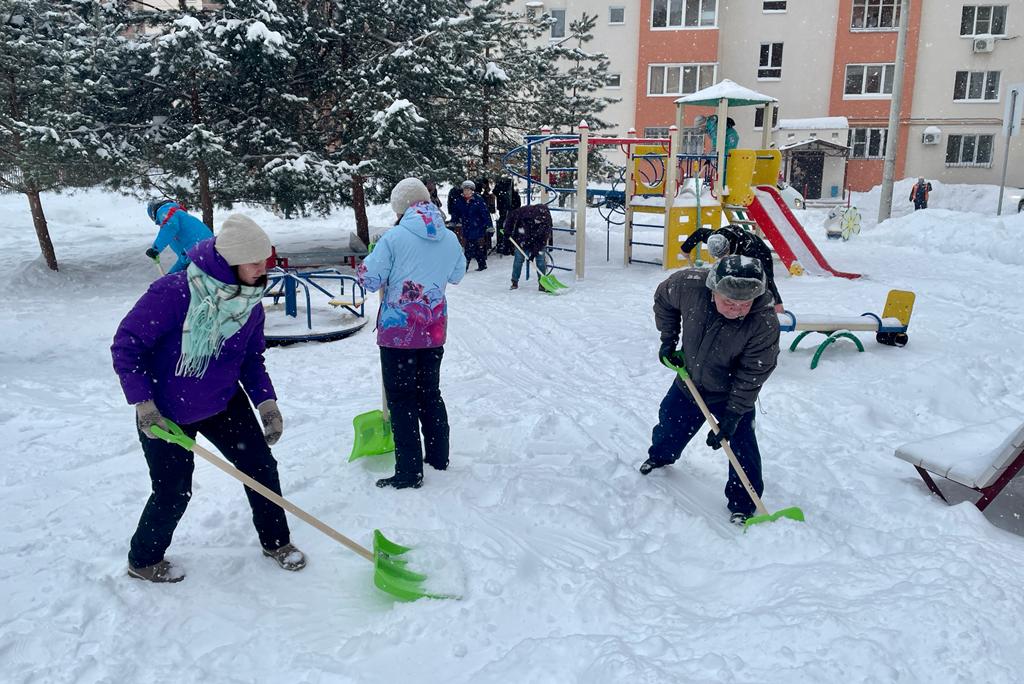 На "снежный субботник" в Уфе вышли сотрудники предприятий и учреждений