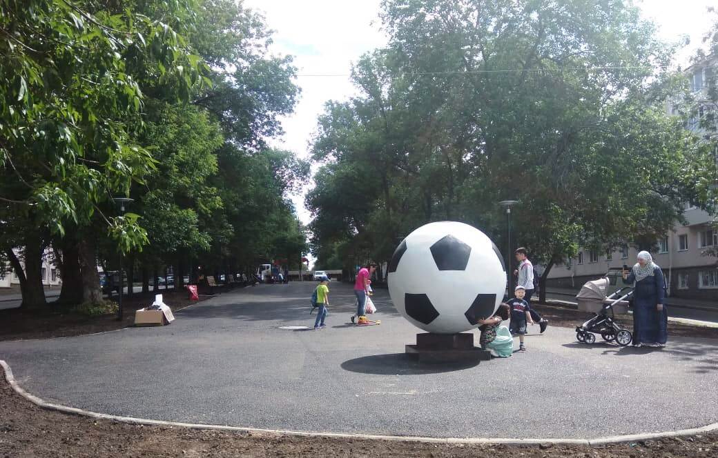 В Уфе появился арт-объект в виде футбольного мяча 