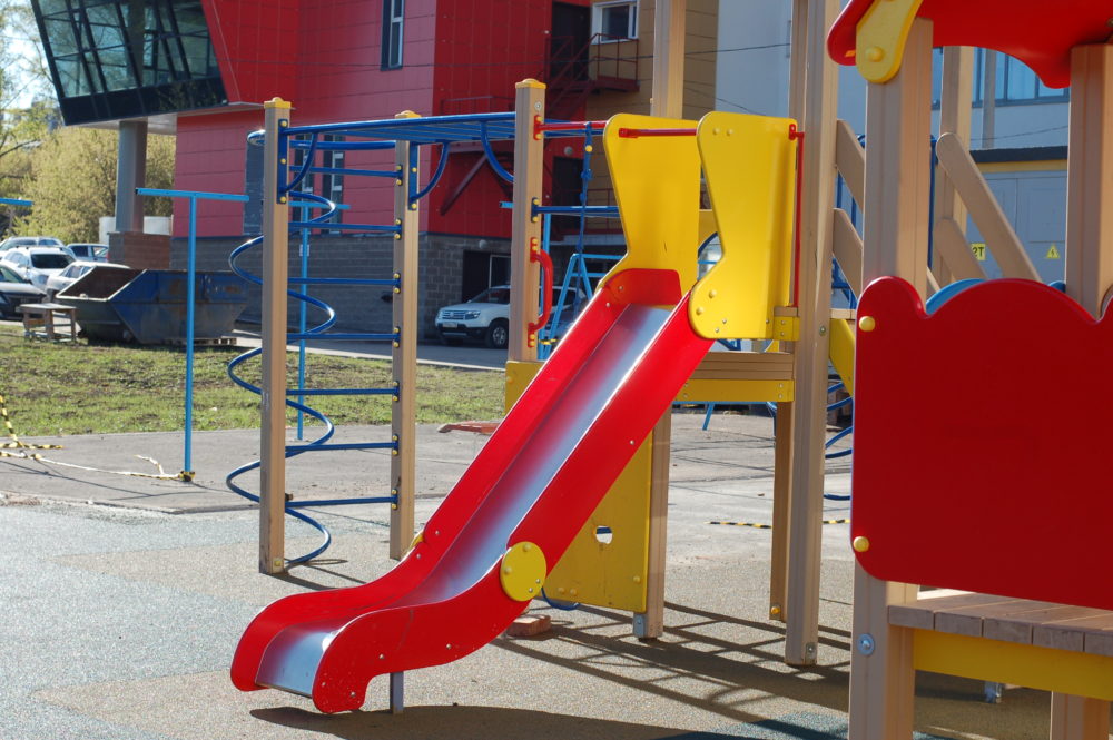 Только 5% детских площадок в Башкирии снабжены мягким покрытием