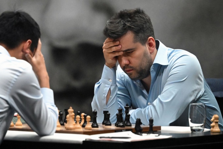 Ян Непомнящий проиграл Дин Лижэню в четвертой партии матча за шахматную корону