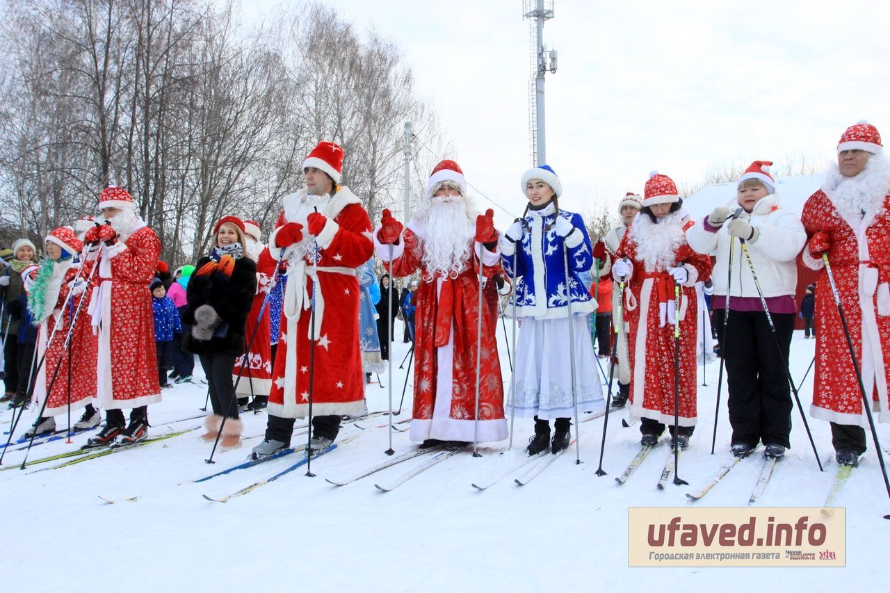 65 Дедов Морозов и Снегурочек пробежали на лыжах