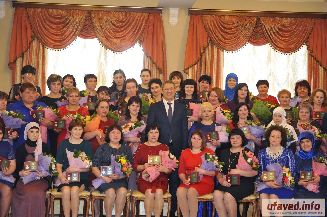 Хабиров наградил многодетных матерей