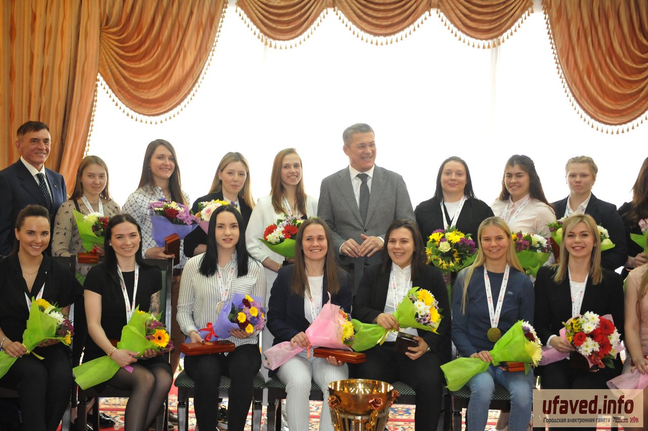 Радий Хабиров поздравил команду ХК "Агидель" с победой