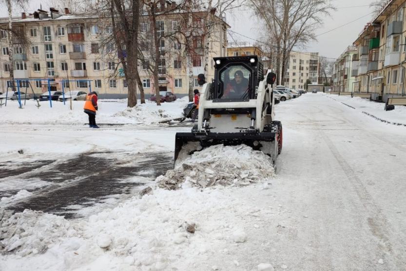 Уфимские дворы очищают от снега в усиленном режиме 