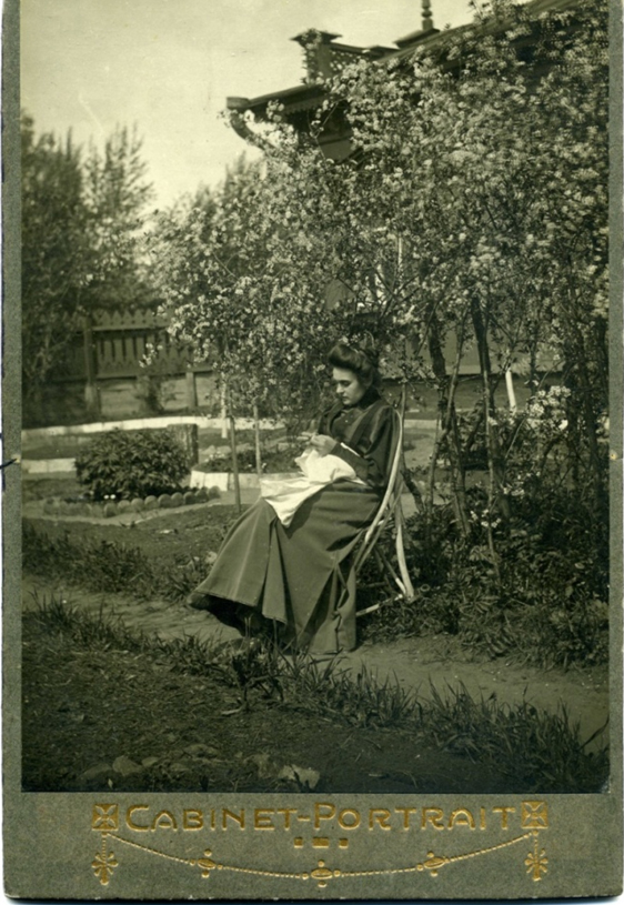 Супруга Гурылева М.В. на фоне дома..jpg