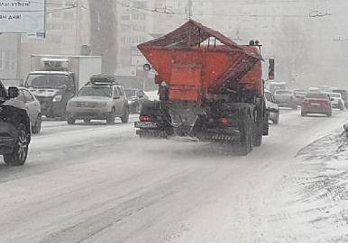 Весенний снегопад: коммунальщики вышли на расчистку Уфы