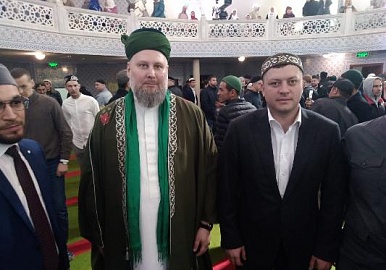 Мэр Уфы принял участие в праздничном намазе в мечети "Ляля-Тюльпан"
