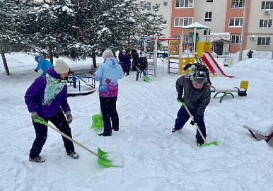На "снежный субботник" в Уфе вышли сотрудники предприятий и учреждений
