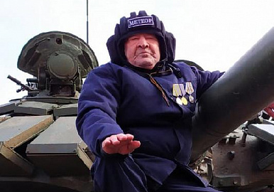 93-летний танкист из Башкирии сел за рычаги танка Т-72Б3 на полигоне под Оренбургом