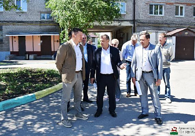 Вице-мэр Уфы проверил благоустройство дворов в Ленинском районе