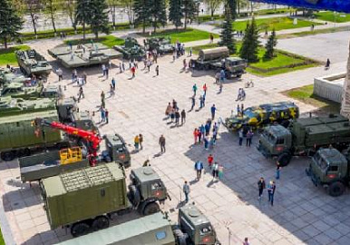 На площади перед драмтеатром в Уфе открылась выставка военной техники
