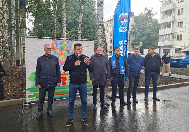 Мэр Уфы Ратмир Мавлиев поздравил жителей обновленного двора