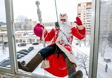 Пациентов Клинической больницы скорой медицинской помощи Уфы поздравил Дед Мороз