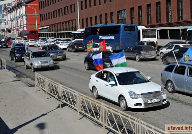 В Уфе восьмую годовщину воссоединения Крыма с Россией отметили патриотическим автопробегом