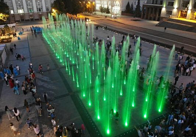 Уфимцы могут любоваться на светомузыкальный фонтан на Советской площади до 22.00