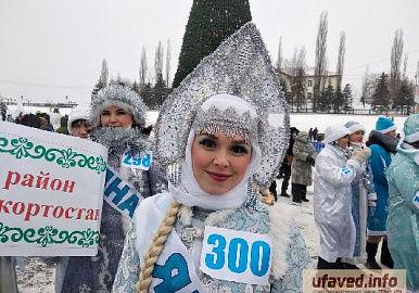 Уфимский  Парад Снегурочек: 300 красавиц и Анна Семенович