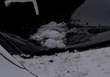 В Уфе произошло 12 случаев падения снега и наледи