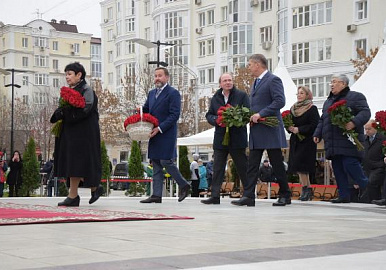 Глава республики возложил цветы к памятнику Мустаю Кариму