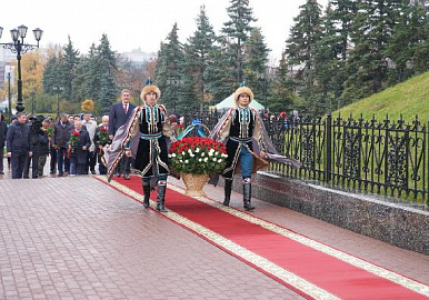 Радий Хабиров возложил цветы к памятникам