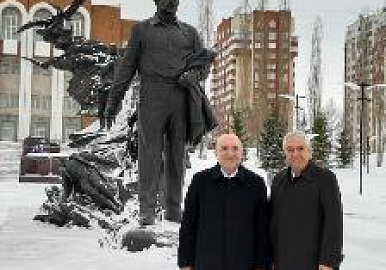 Посол Турции в России посетил памятник Мустаю Кариму в Уфе