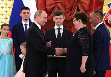 Владимир Путин наградил многодетную семью из Башкирии орденом «Родительская слава»