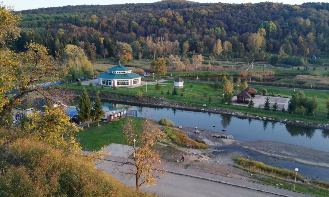 Уфа минеральные. Красноусольские Минеральные источники. Курорт Красноусольск река. Поселок Красноусольский Башкирия. Красноусольские Минеральные источники Башкирии.