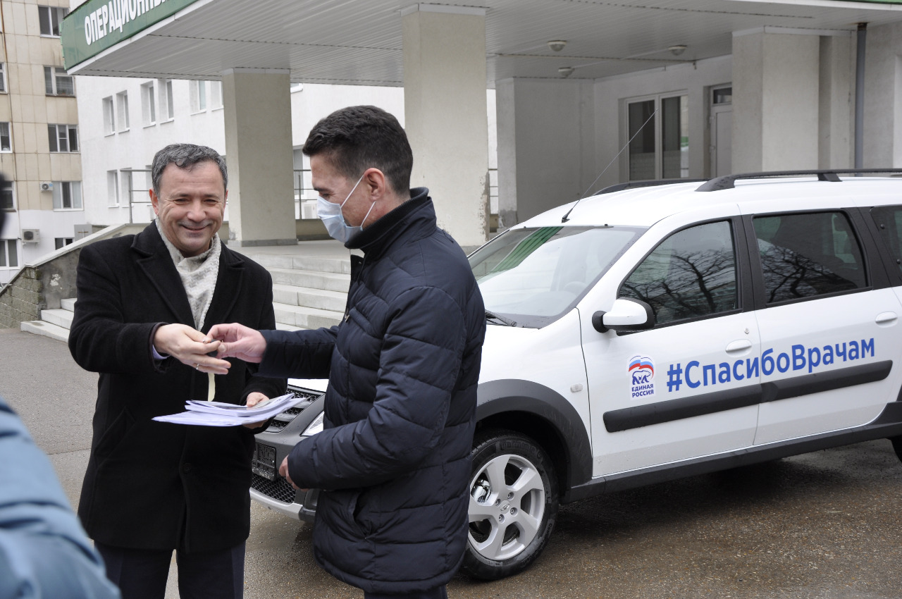 Врачам 21 больницы передали новый автомобиль