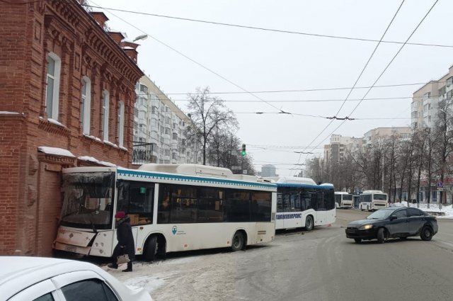 В Уфе автобус протаранил объект культурного наследия