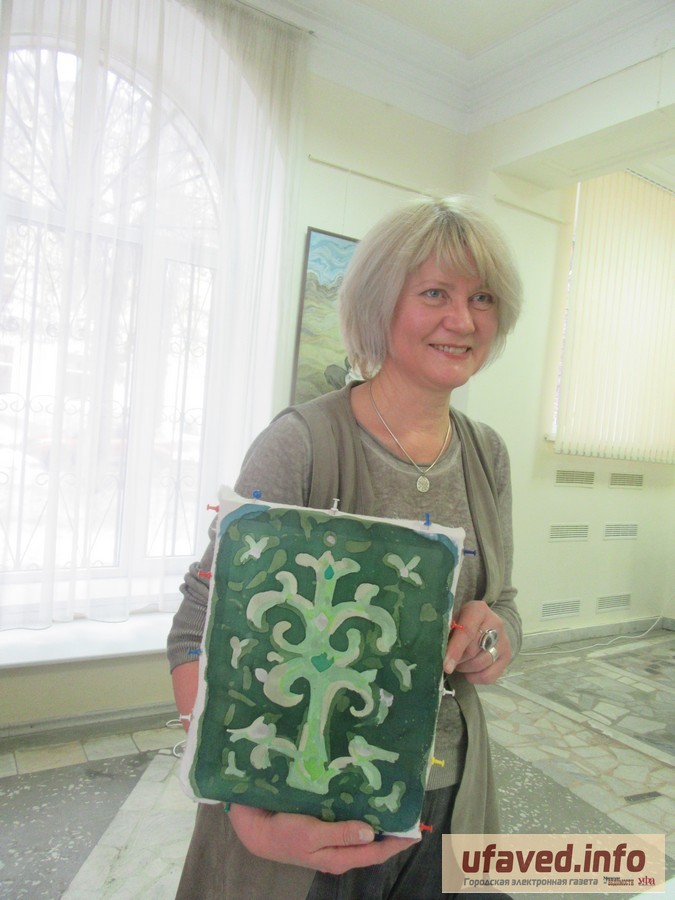 В Твери Ольга Жохова предлагает вдоволь налюбоваться видами Санкт-Петербурга в батике