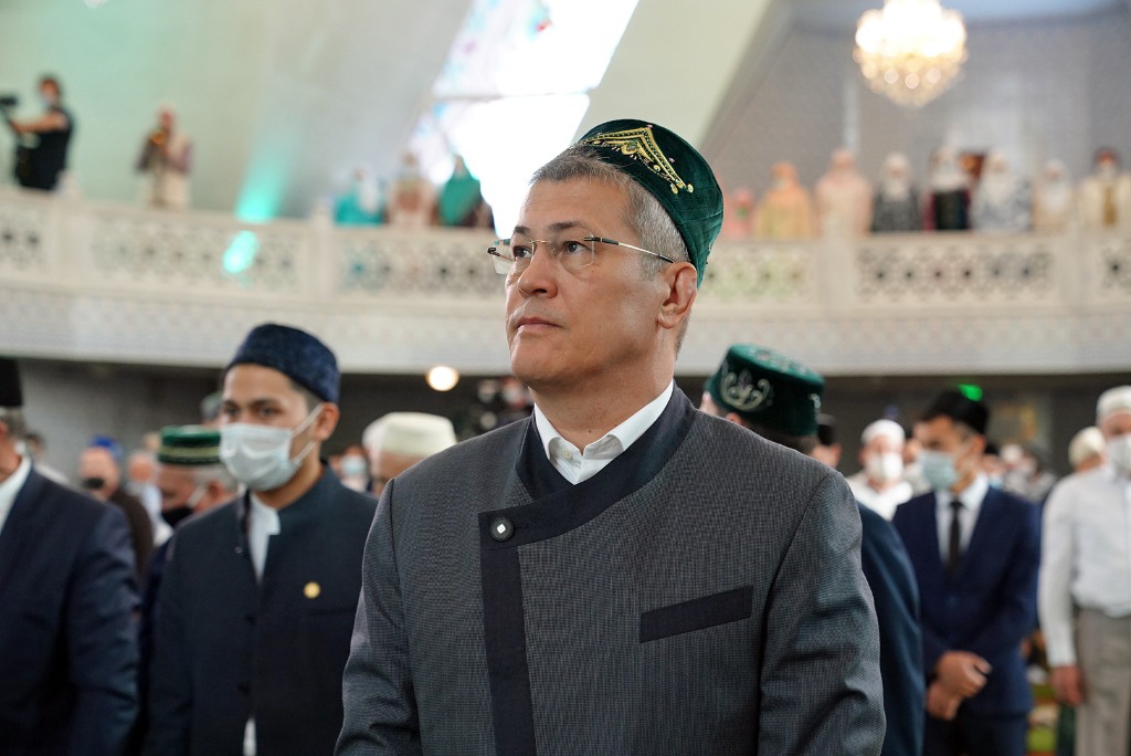 Радий Хабиров поздравил мусульман с праздником Ураза Байрам и принял участие в коллективном намазе
