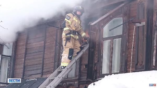 В Уфе на Ветошникова сгорел старинный дом