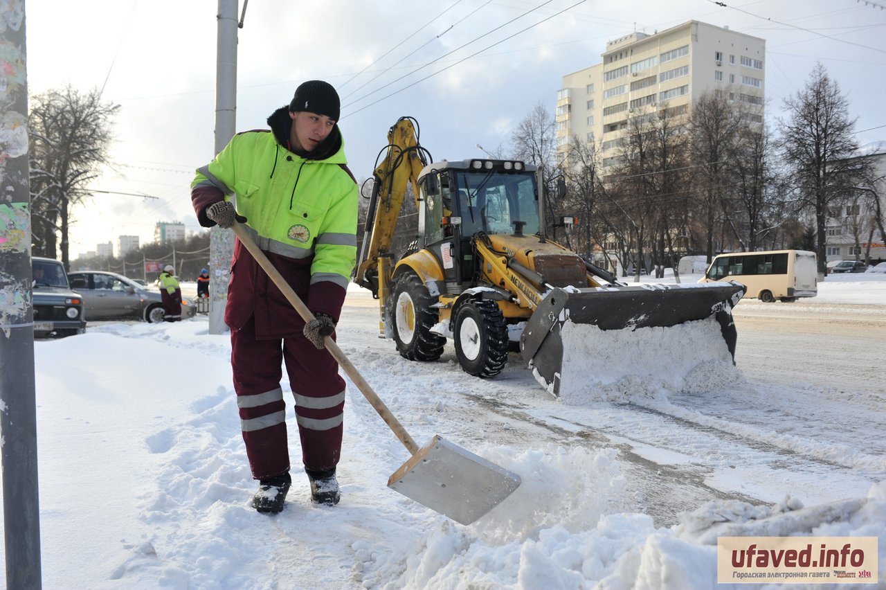 В Уфе идет борьба с последствиями снегопада