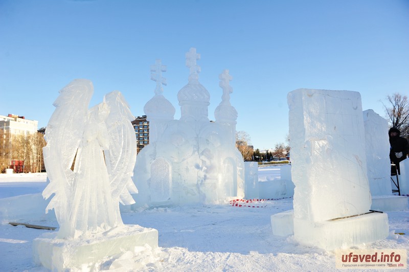 На озере в Уфе появились ангелы и купола из хрустального льда 