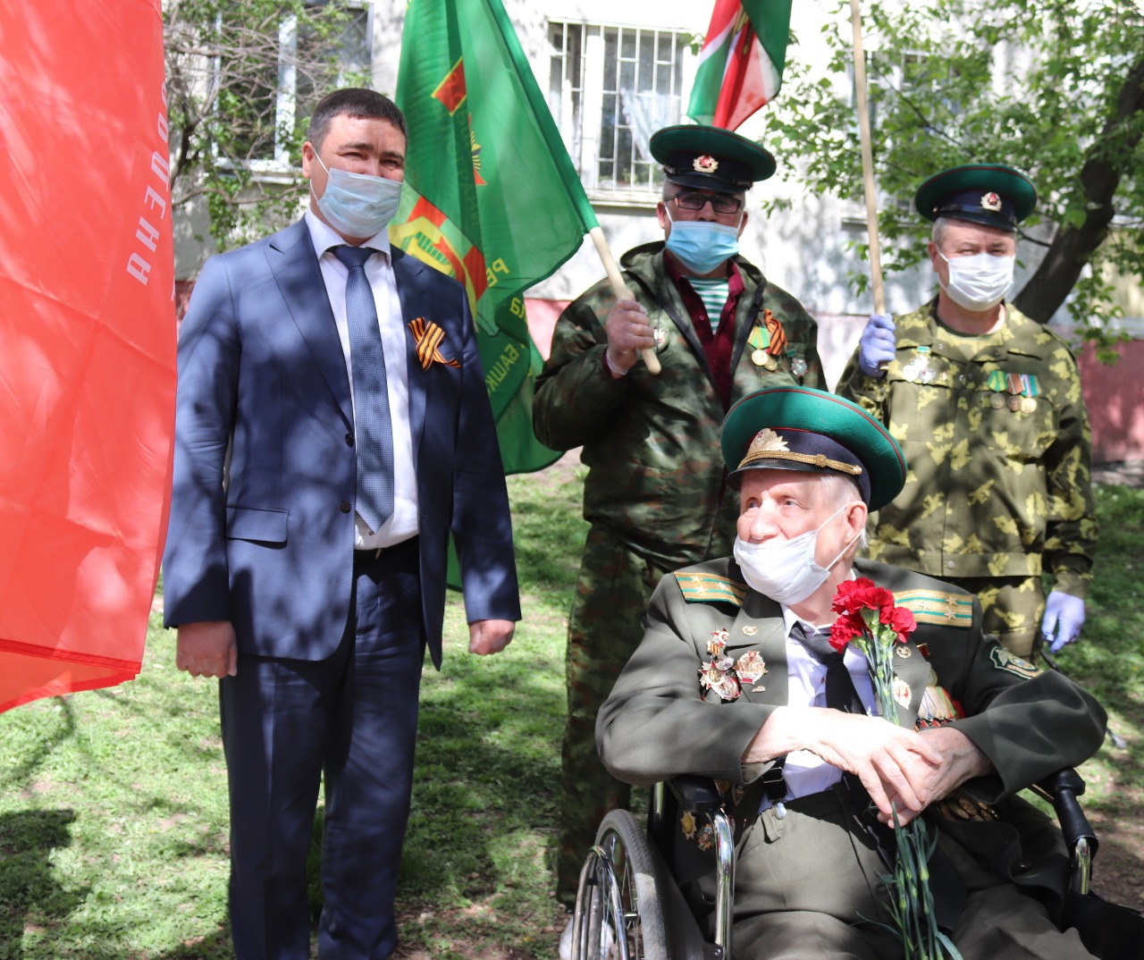 В Кировском районе прошла патриотическая акция «Парад у дома ветерана»