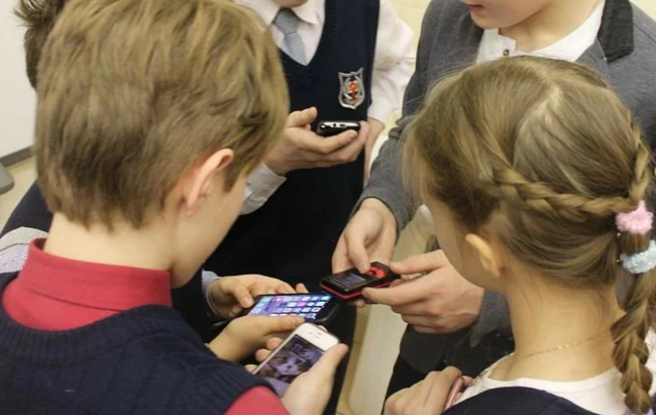 Радий Хабиров  проводит опрос по поводу мобильников в школах