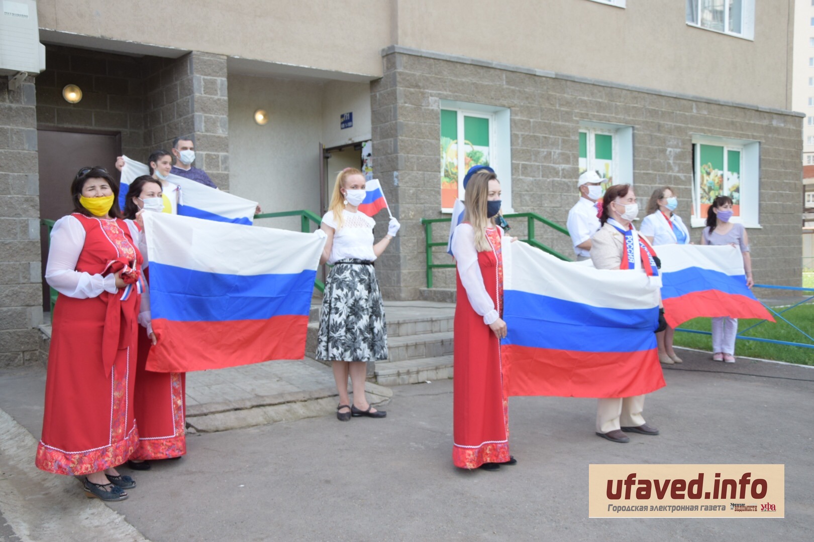 Праздничный флешмоб: уфимцы спели гимн во дворе дома