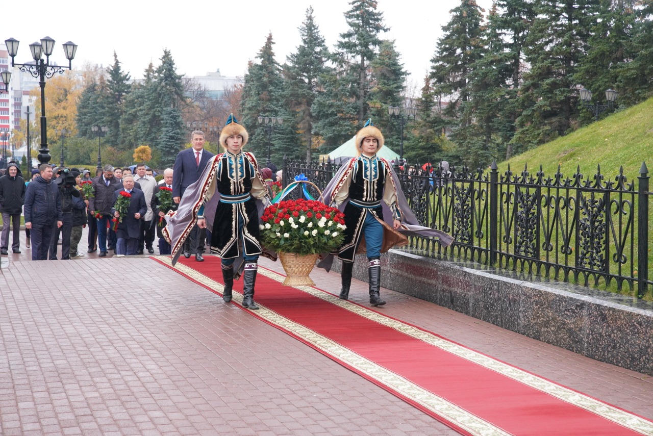 Радий Хабиров возложил цветы к памятникам