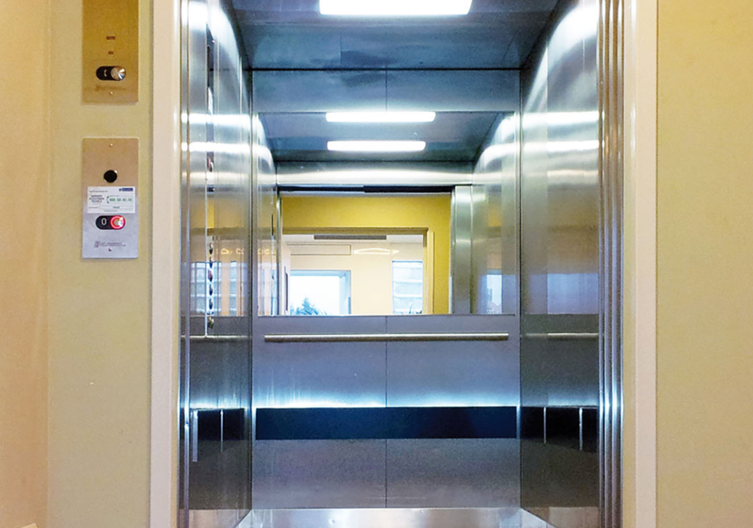 В уфимскую больницу поступили специализированные больничные лифты