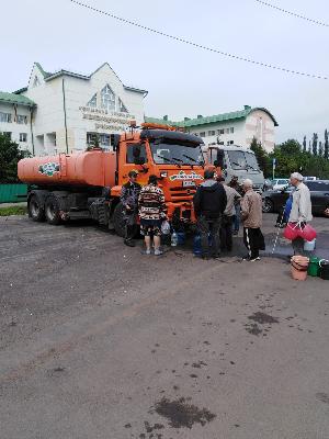 На помощь уфимской Деме приехали водовозы со всех районов города. 