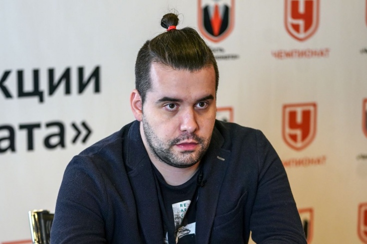 Россиянин Непомнящий продолжает лидировать на турнире претендентов за шахматный титул