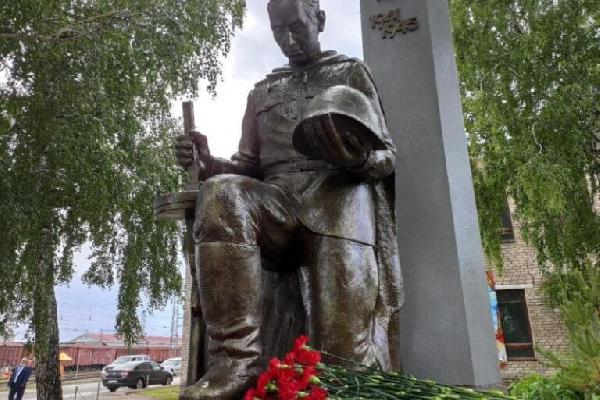 В Деме появился памятник солдату -железнодорожнику