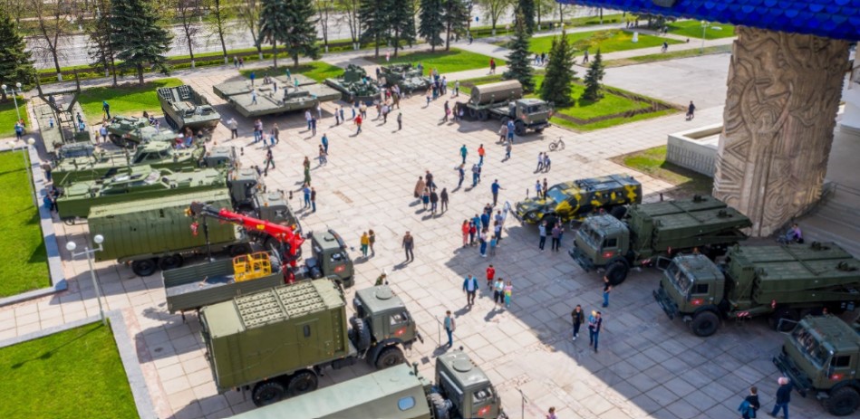 На площади перед драмтеатром в Уфе открылась выставка военной техники