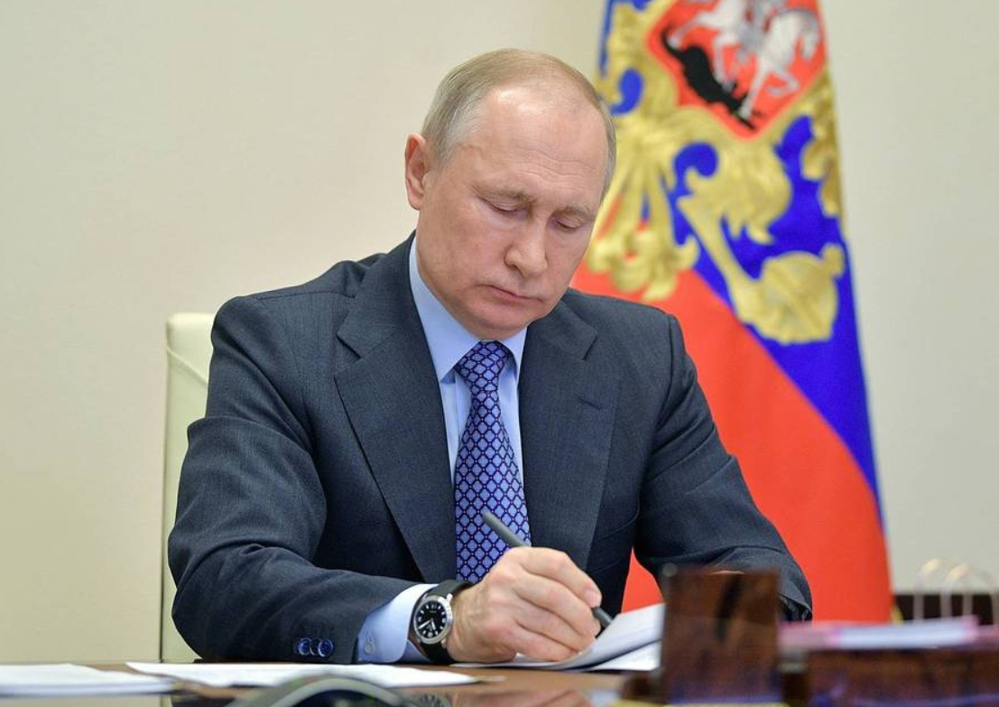 Путин подписал указ о выплатах семьям с детьми до 16 лет