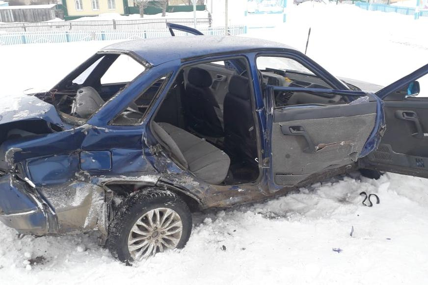 Пятеро детей пострадали в ДТП в Башкирии: легковая машина столкнулась с грузовиком