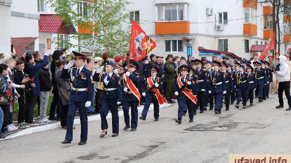 Уфимские кадеты прошли парадом у дома ветерана ВОВ